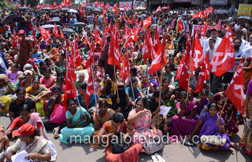 Beedi workers demand scrapping ordinance 4